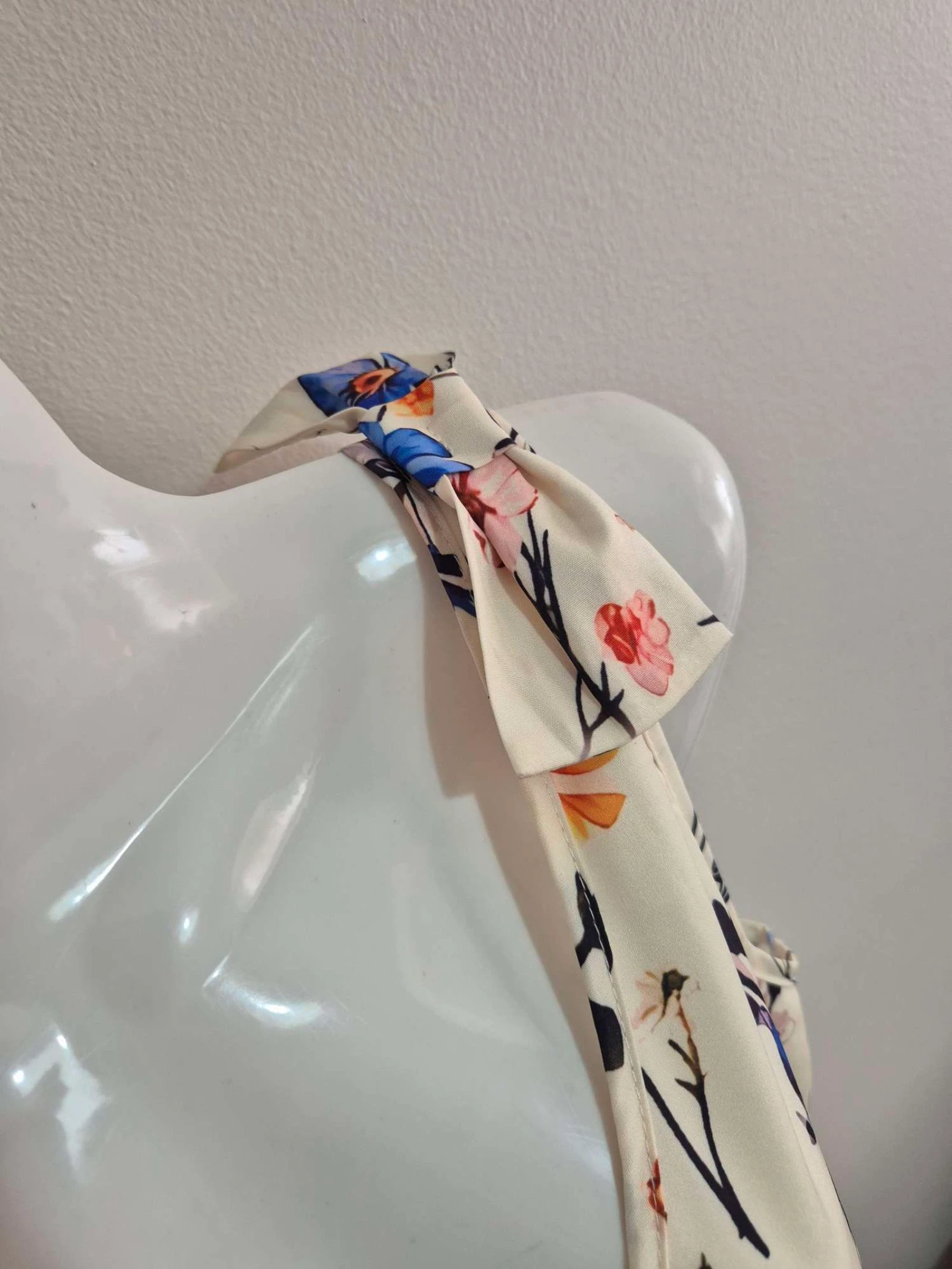 Vanill gekleurde jurk met bloemenpatroon – photo 3